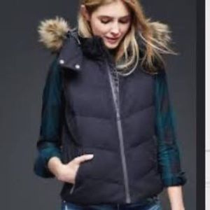 GAP navy puffer vest with zip off hood. Zip ‘snap closure. Zip pockets. XS. EUC.